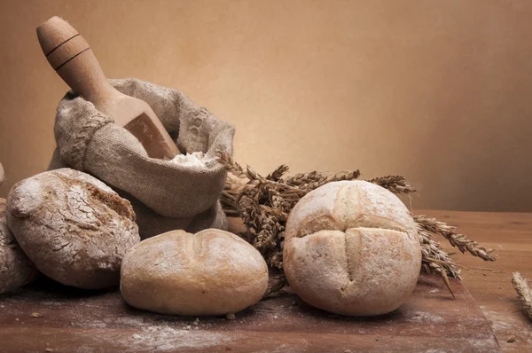 Loaves of bread, rolls and vegetalbes — Stock Photo, Image