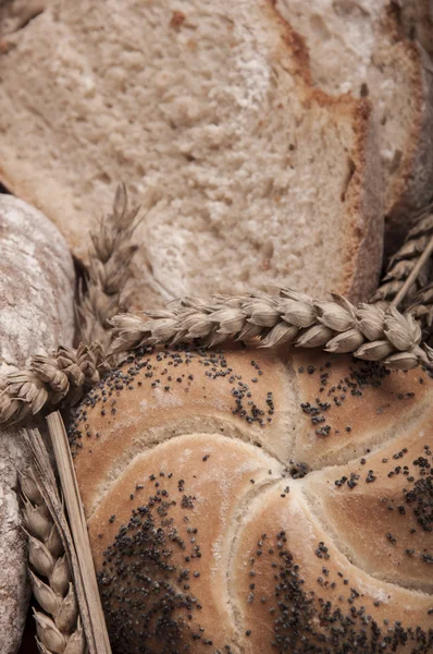Ekmek, rulo, ortam ışığı ile hububat — Stok fotoğraf