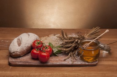 ahşap masa üzerinde kabartma ürünler