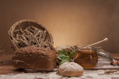 ahşap masa üzerinde kabartma ürünler