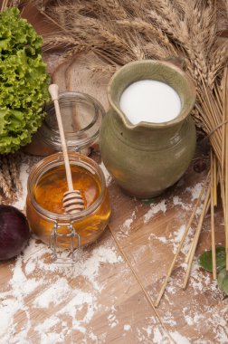 ekmek ve rulolar ile kahverengi zemin