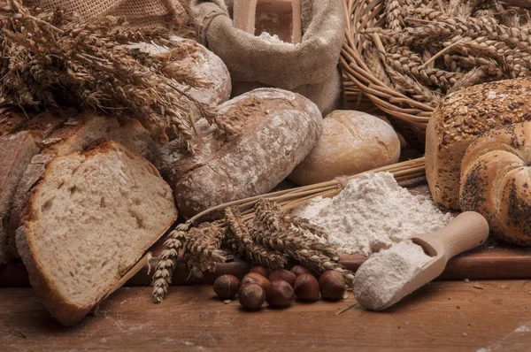 Rolos e pão na composição atmosférica — Fotografia de Stock