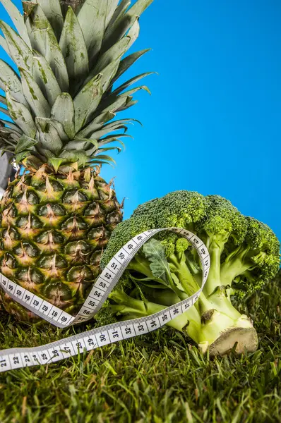 Fitness thema met groenten en fruit — Stockfoto