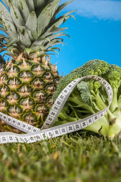 Fitness thema met groenten en fruit — Stockfoto