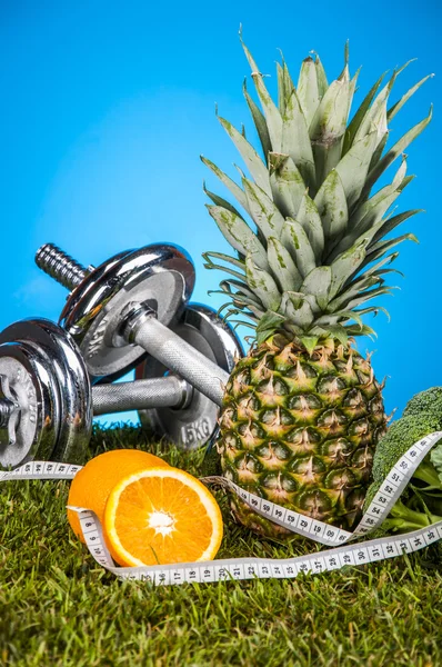 Fitness tema med frukt och grönsaker — Stockfoto