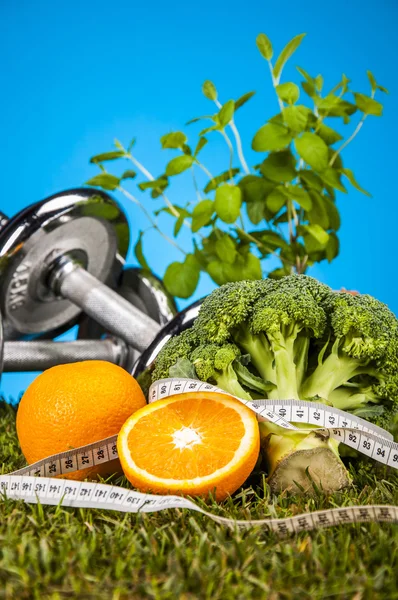 Fitness thema met fruit, blauwe achtergrond — Stockfoto