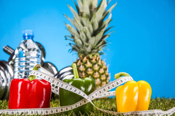 Fitness thema met fruit, lichte achtergrond — Stockfoto