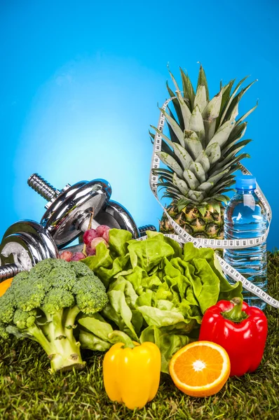 Fitness-Thema mit Früchten, heller Hintergrund — Stockfoto