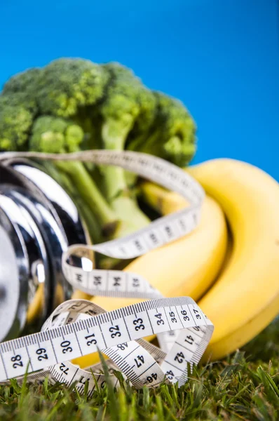 Здоровье и фитнес состав, фрукты и овощи — стоковое фото