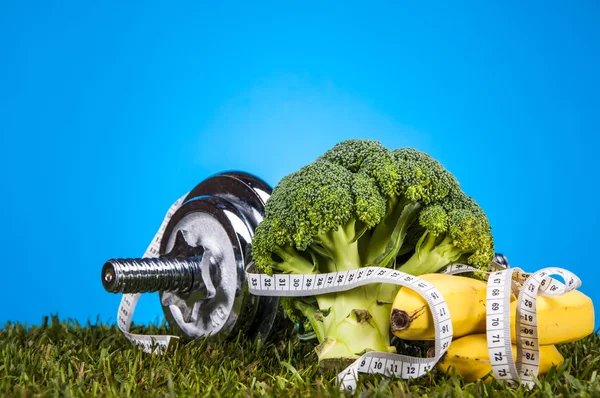 Tema de fitness com fundo azul e grama verde — Fotografia de Stock