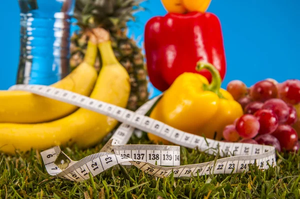 Gezondheid en fitness dingen met groenten en fruit — Stockfoto