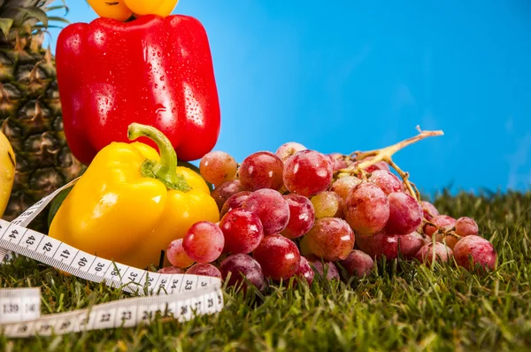 Hälsa och fitness grejer med frukt och grönsaker — Stockfoto