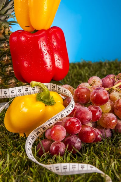 Productos de salud y fitness con frutas y verduras — Foto de Stock