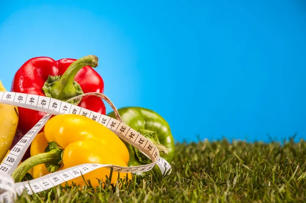 Hälsa och fitness sammansättning med frukt och grönsaker — Stockfoto