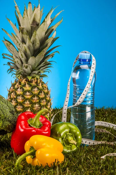 Gesundheit und Fitness Komposition mit hellem Hintergrund — Stockfoto