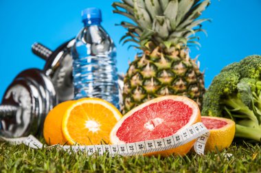 meyve ve sebze ile mavi arka plan