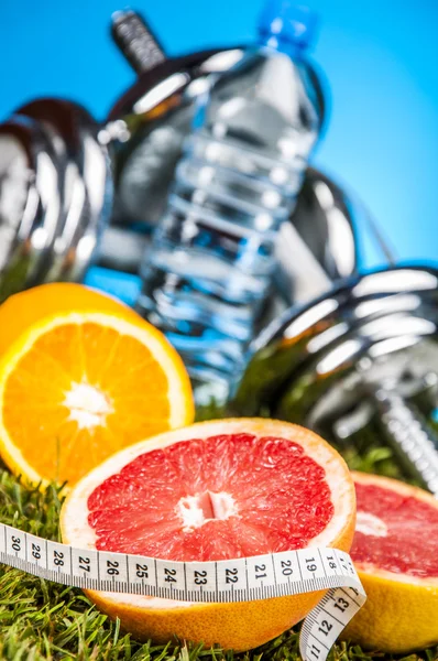 Frutas y hortalizas con fondo azul — Foto de Stock