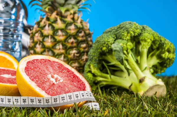 Groenten en fruit met blauwe achtergrond — Stockfoto