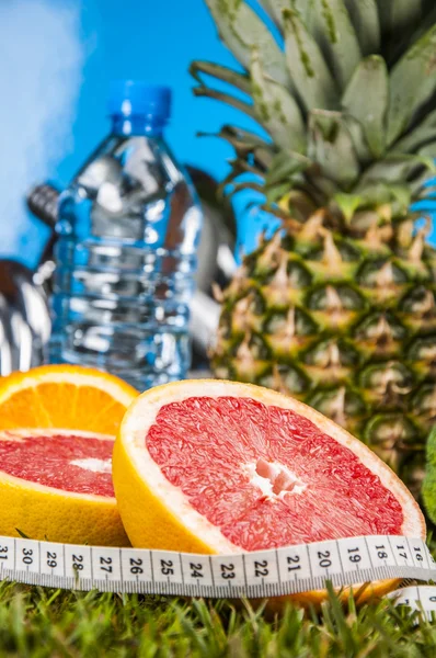 Frutas y hortalizas con fondo azul — Foto de Stock