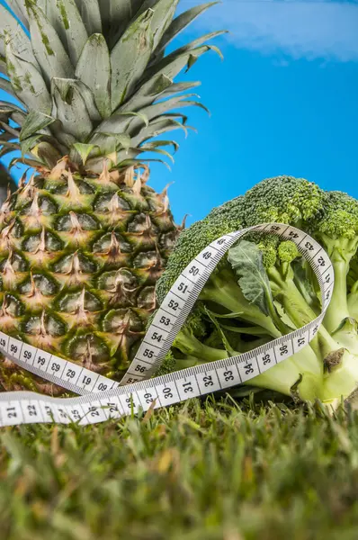 Frukter och grönsaker med blå bakgrund — Stockfoto