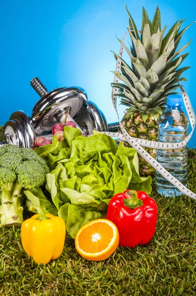 Fitness-Thema mit Obst und Gemüse — Stockfoto