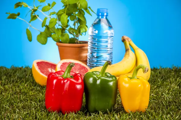 Tema Fitness con frutas, fondo azul — Foto de Stock