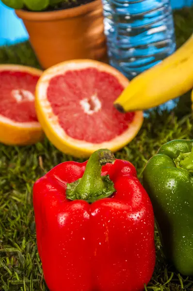 Tema Fitness con frutas, fondo azul — Foto de Stock