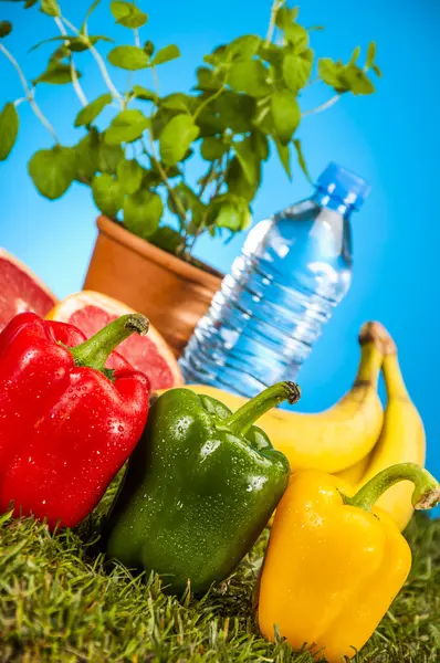 Thème de fitness avec fruits, fond bleu — Photo