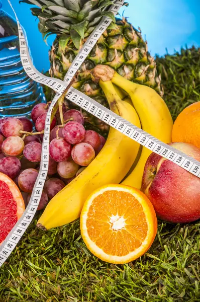 Tema fitness con frutta, sfondo luminoso — Foto Stock