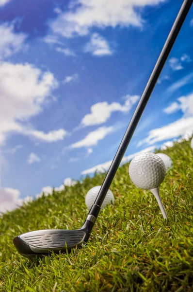 Golf-Thema auf grünem Gras und Himmel Hintergrund — Stockfoto