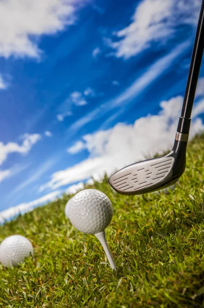 Golf tema på grönt gräs och himmel bakgrund — Stockfoto