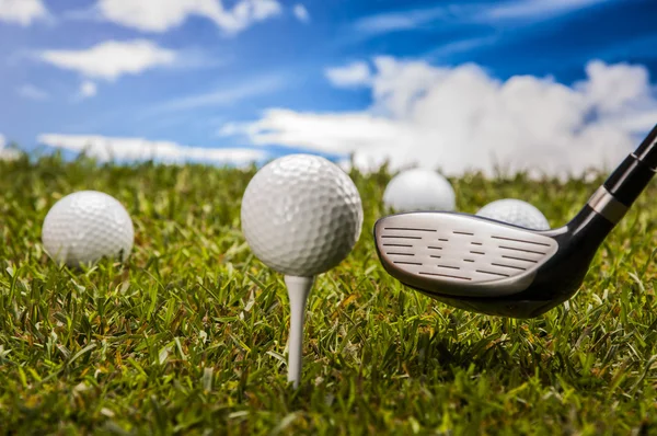 Golf téma na zelené trávě a sky pozadí — Stock fotografie
