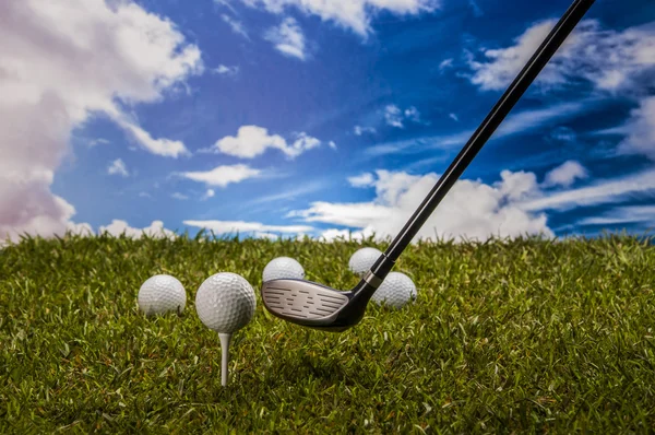 Tema Golf sobre hierba verde y fondo cielo — Foto de Stock