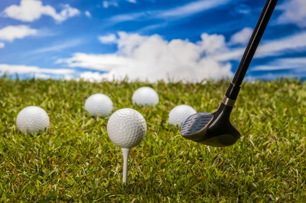 녹색 잔디와 하늘 배경에 골프 테마 — 스톡 사진