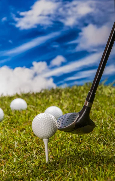 Golf tema på grönt gräs och himmel bakgrund — Stockfoto
