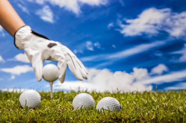 Campo verde com equipamento de golfe — Fotografia de Stock