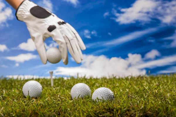 Campo verde com equipamento de golfe — Fotografia de Stock