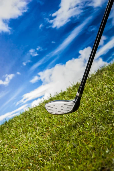 Zelené pole s golfové vybavení — Stock fotografie