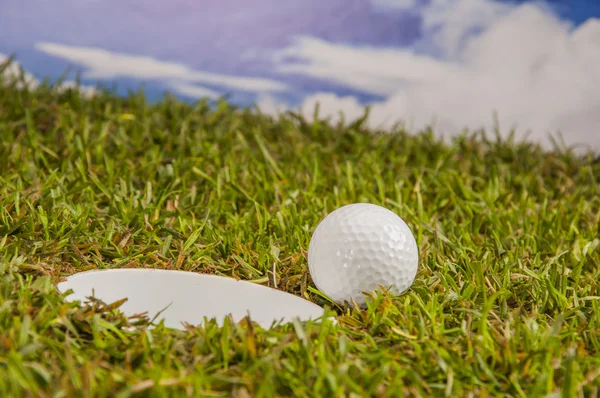 Soliga golf fält med golf grejer — Stockfoto