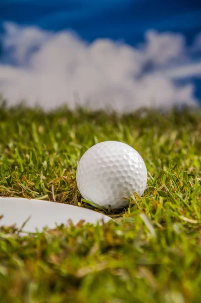 Campo de golf soleado con cosas de golf — Foto de Stock