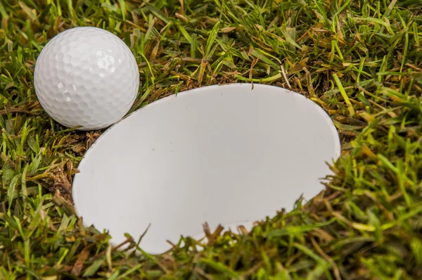 Terrain de golf ensoleillé avec des trucs de golf — Photo