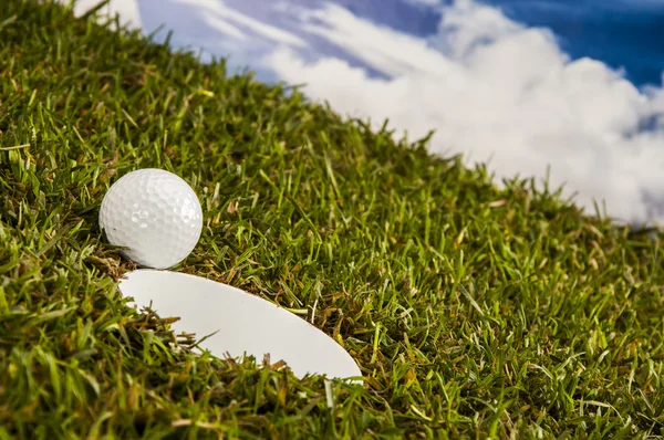 Soliga golf fält med golf grejer — Stockfoto