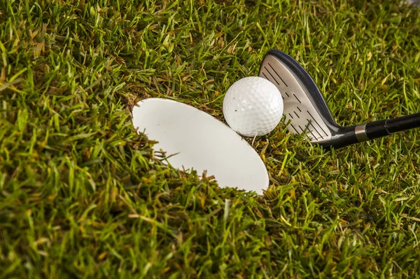 Оборудование для гольфа на траве — стоковое фото