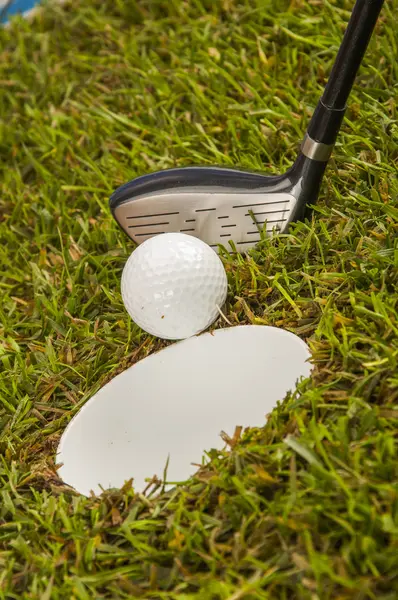 잔디에 골프 게임 장비 — 스톡 사진