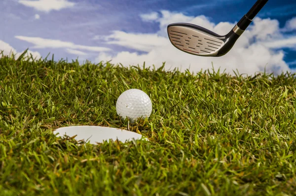 Equipamento de jogo de golfe na grama — Fotografia de Stock