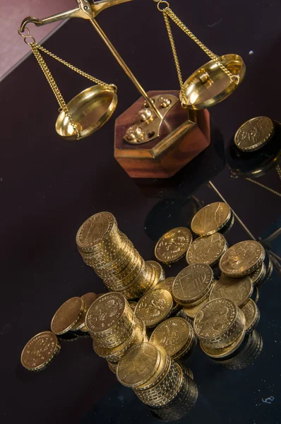 Tema de negócios, moedas de ouro com fundo claro — Fotografia de Stock