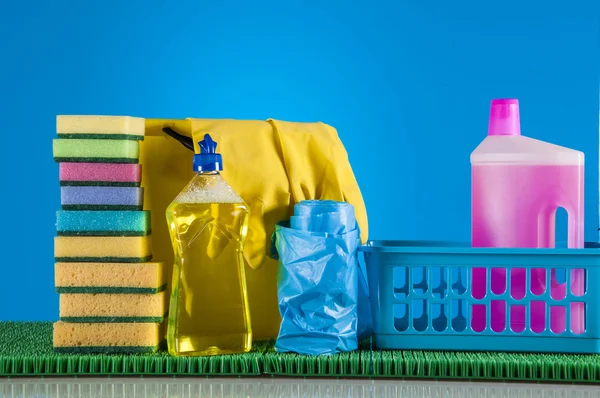 Limpeza de objetos em fundo saturado — Fotografia de Stock