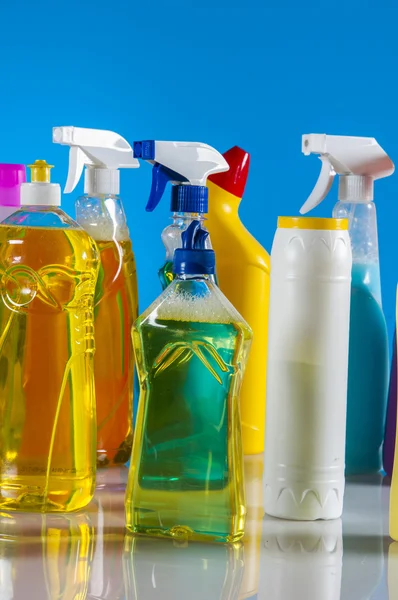 Mytí a čištění na modrém pozadí — Stock fotografie