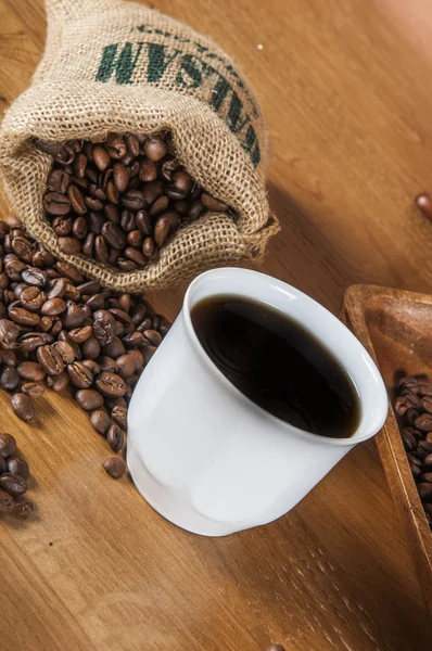 Traditionelles bäuerliches Kaffeethema auf Holztisch — Stockfoto