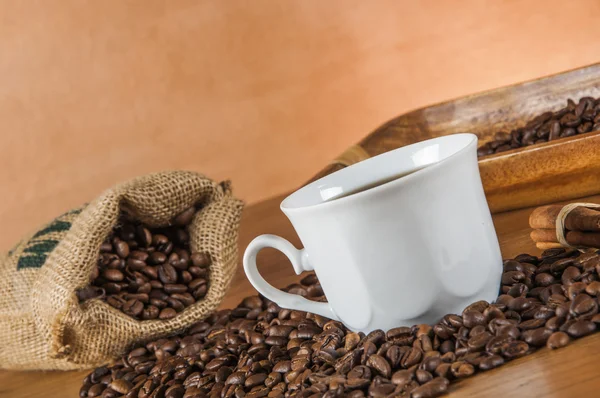 Tema caffè con tavolo in legno e sfondo scuro — Foto Stock